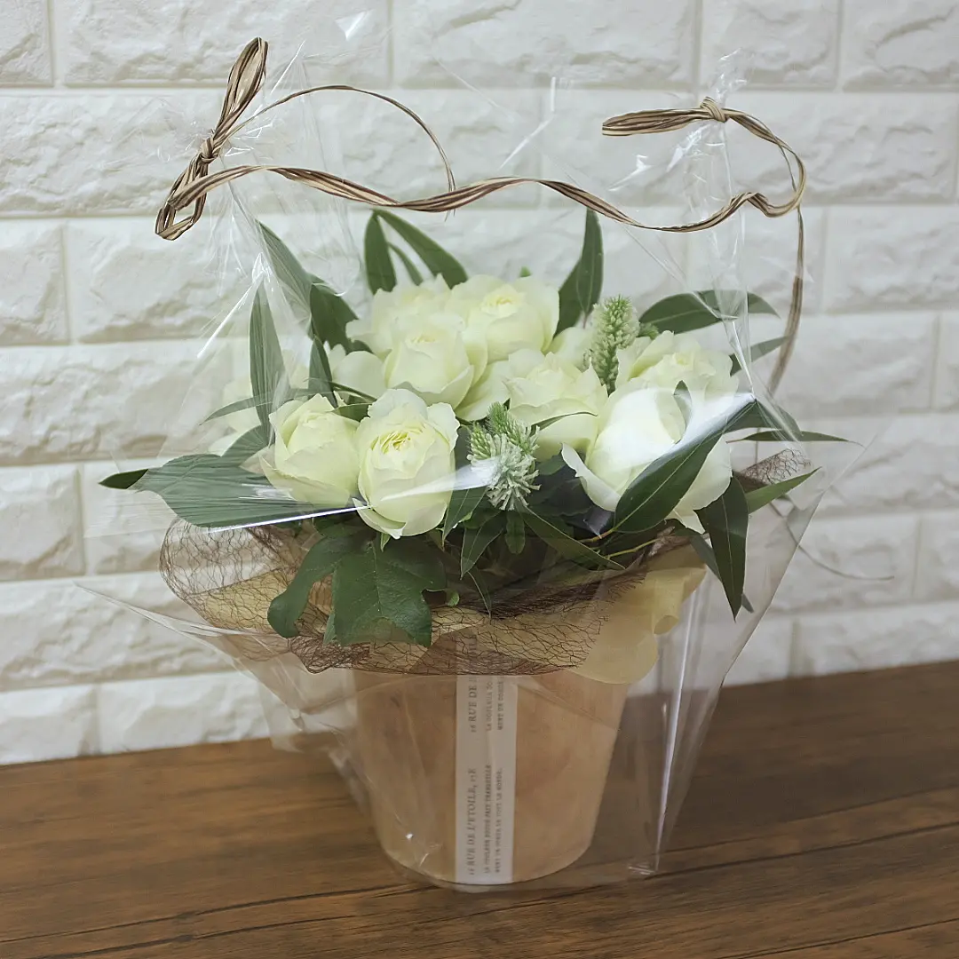 白バラのアレンジメント「花安」（和歌山県和歌山市の花屋）のギャラリー写真